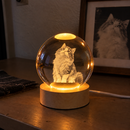 Kişiye Özel LED Işıklı Kristal Küre – 3D Lazer İşlemeli Ahşap Taban