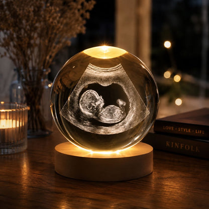 Kişiye Özel LED Işıklı Kristal Küre – 3D Lazer İşlemeli Ahşap Taban